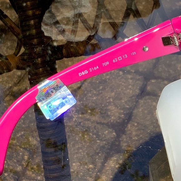 DOLCE & GABANA SUNGLASSES WITH CLEANING CLOTH AND CASE, NEW WITH TAGS - Picture 3 of 8